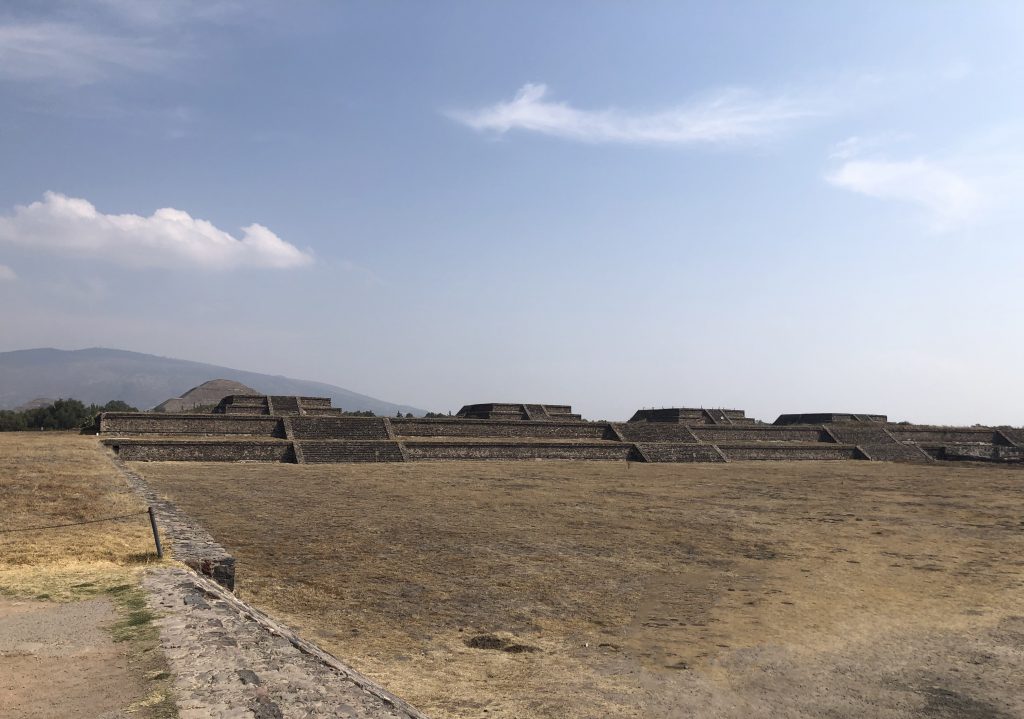 Tempio di Quetzalcòatl e paesaggio circostante, sito di Teotihuacan ph. Elisa Bertaglia