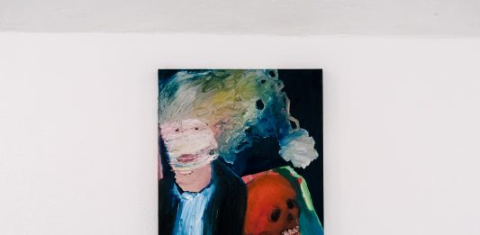 Vincenzo Simone, I dormienti – Spazio Petroni, Bologna Vincenzo Simone - Autoritratto con teschio rosso, olio su lino, 40x50cm, 2023. ph. Valentina Cafarotti