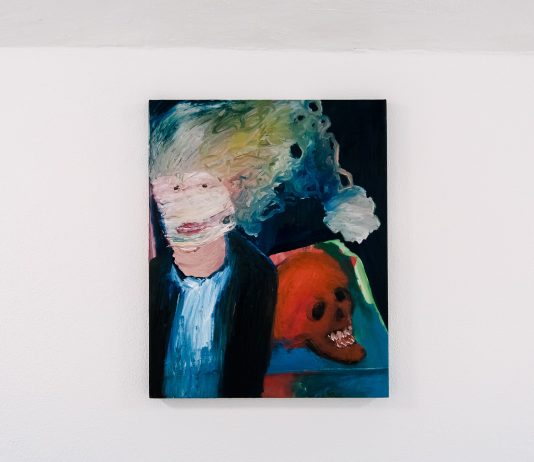 Vincenzo Simone, I dormienti – Spazio Petroni, Bologna Vincenzo Simone - Autoritratto con teschio rosso, olio su lino, 40x50cm, 2023. ph. Valentina Cafarotti