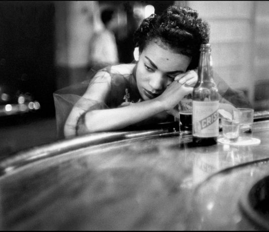 La leggenda della fotografia Eve Arnold in mostra da CAMERA a Torino