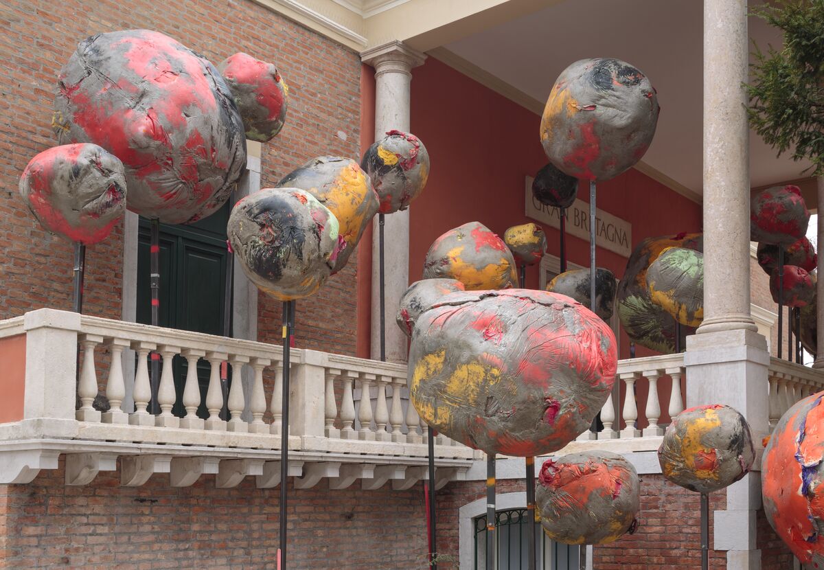 Installation view, Phyllida Barlow, ‘folly‘, British Pavilion, 57th Venice Biennale, Italy, 2017 © British Council Courtesy the artist and Hauser & Wirth Photo: Ruth Clark