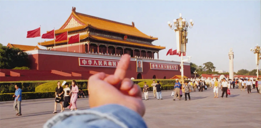 Con Avant Arte puoi portare il dito medio di Ai Weiwei in giro per il mondo