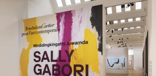 Sally Gabori Mirdidingkingathi Juwarnda la mostra ideata e curata da Fondation Cartier fino al 14 maggio alla Triennale Milano