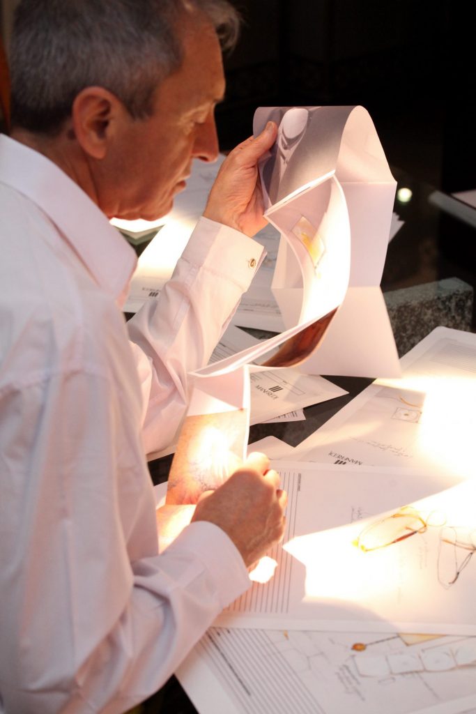 L'ORAFO GIULIO MANFREDI, NEL SUO ATELIER, IN VIA MORONE