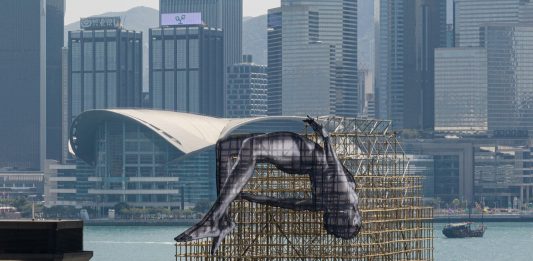 Hong Kong, la nuova, grande installazione di JR disturba il Feng Shui
