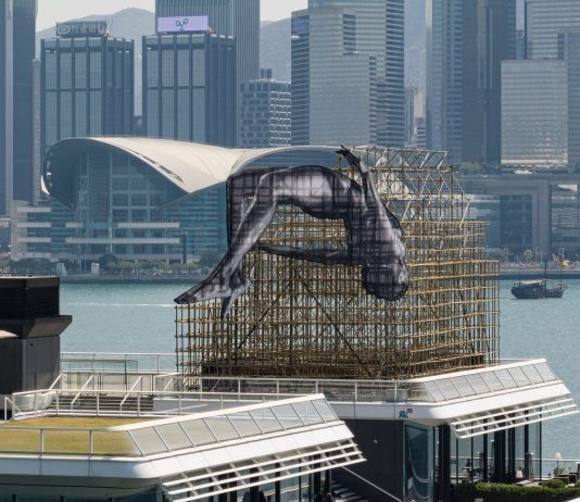 Hong Kong, la nuova, grande installazione di JR disturba il Feng Shui