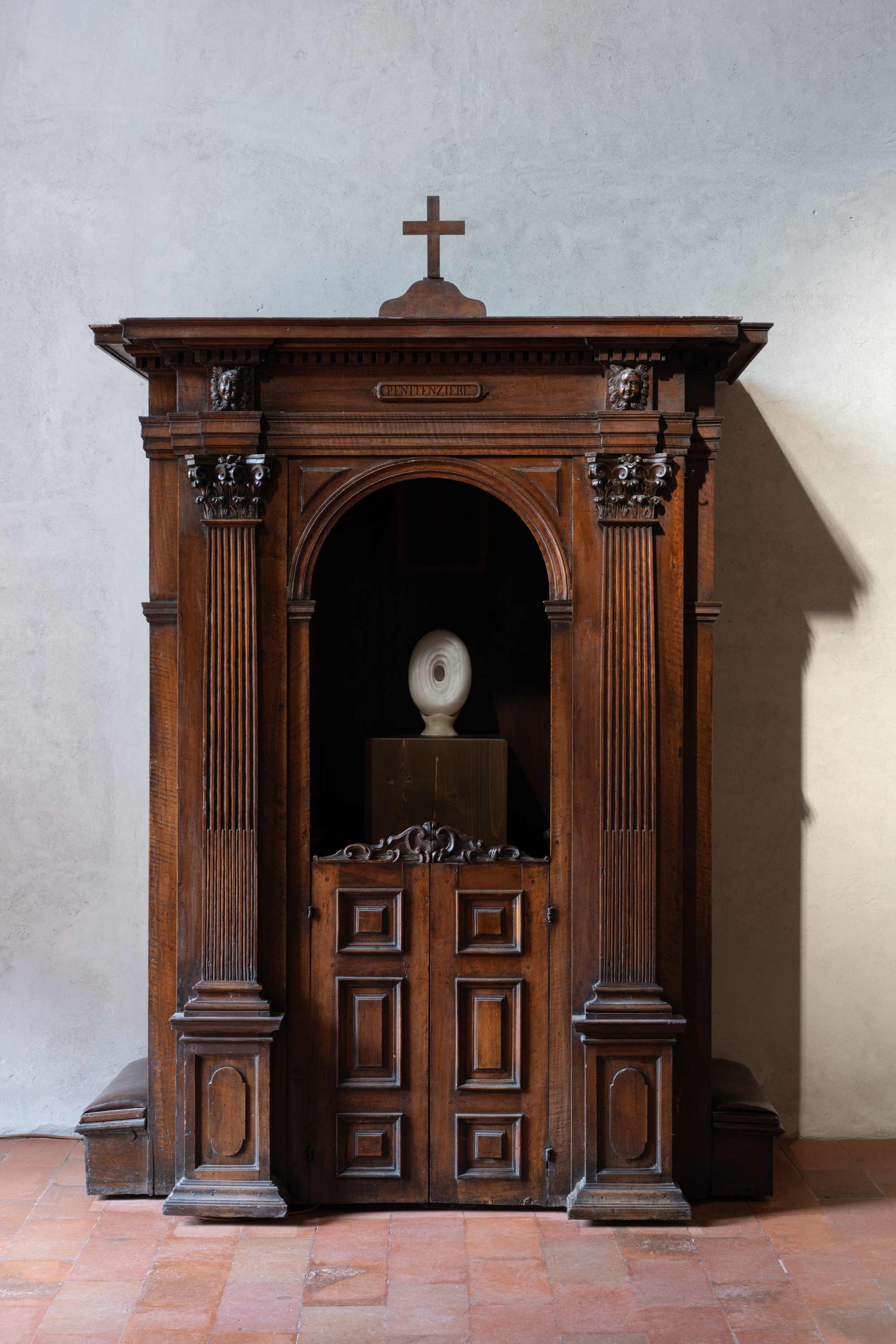 Nina Carini, Aperçues, veduta della mostra, 2023, Basilica di San Celso, Milano. Courtesy l’artista Ph. Lorenzo Palmieri