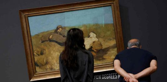 Quadri inclinati contro il cambiamento climatico: l’iniziativa del Leopold Museum di Vienna leopold museum quadri inclinati