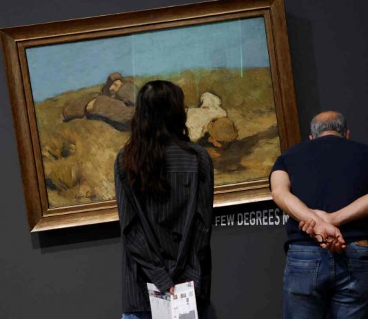 Quadri inclinati contro il cambiamento climatico: l’iniziativa del Leopold Museum di Vienna leopold museum quadri inclinati