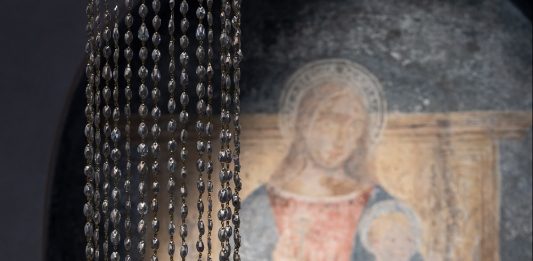 Scorci di un’esistenza fragile: la mostra di Nina Carini a Milano