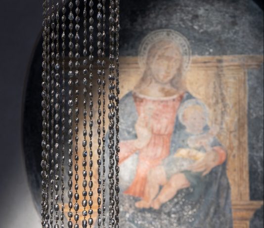 Scorci di un’esistenza fragile: la mostra di Nina Carini a Milano