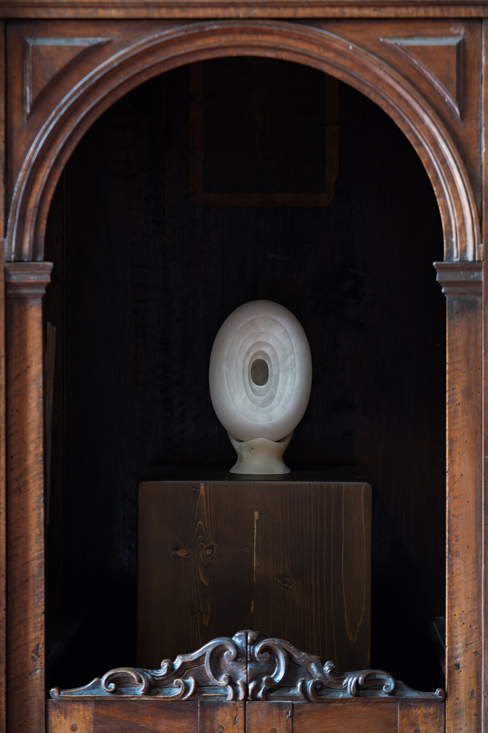 Nina Carini, Aperçues, veduta della mostra, 2023, Basilica di San Celso, Milano. Courtesy l’artista Ph. Lorenzo Palmieri