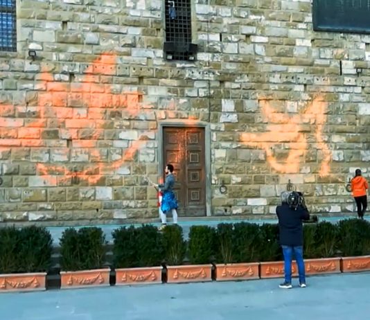 Gli attivisti per l’ambiente hanno imbrattato Palazzo Vecchio a Firenze