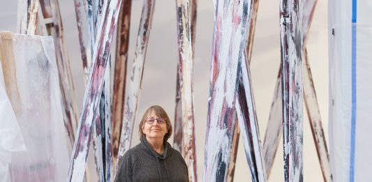 Addio a Phyllida Barlow, scultrice inglese innovativa e coraggiosa Phyllida Barlow mentre installa la sua mostra presso Hauser & Wirth Downtown Los Angeles, 2022 © Phyllida Barlow. Foto: Elon Schoenholz