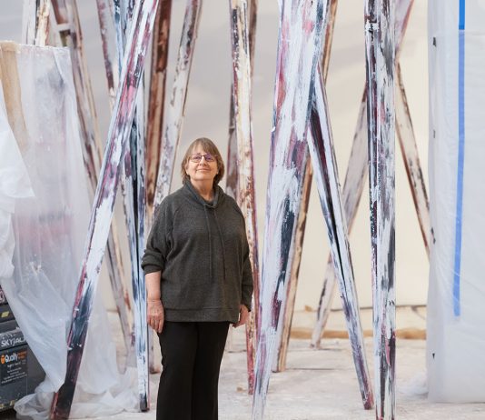 Addio a Phyllida Barlow, scultrice inglese innovativa e coraggiosa Phyllida Barlow mentre installa la sua mostra presso Hauser & Wirth Downtown Los Angeles, 2022 © Phyllida Barlow. Foto: Elon Schoenholz