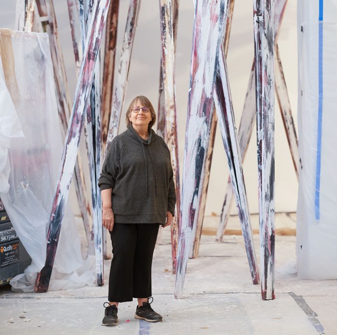 Phyllida Barlow mentre installa la sua mostra presso Hauser & Wirth Downtown Los Angeles, 2022 © Phyllida Barlow. Foto: Elon Schoenholz