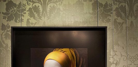 Al museo Mauritshuis, l’Intelligenza Artificiale rifà il look a un’opera di Vermeer