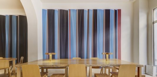 L’arte in tavola: l’installazione di Michele Lombardelli da Zazà Ramen a Milano