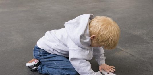 Milano Art Week 2023, mappa #6: ultima passeggiata tra gallerie e spazi indipendenti Elmgreen & Dragset, THE DRAWING, 2023, silicone, vestiti, carta, penna. Courtesy l’artista e Galleria Massimo De Carlo