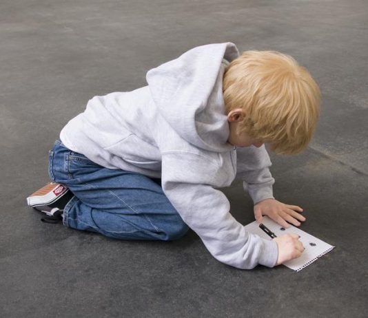 Milano Art Week 2023, mappa #6: ultima passeggiata tra gallerie e spazi indipendenti Elmgreen & Dragset, THE DRAWING, 2023, silicone, vestiti, carta, penna. Courtesy l’artista e Galleria Massimo De Carlo