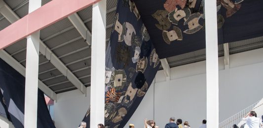 Biennale di Sharjah: gli artisti da scoprire alla kermesse degli Emirati Arabi Ibrahim Mahama, A Tale of Time Purple Republic, 2023. Installation view Sharjah Biennial 15, Kalba Ice Factory, 2023. Commissioned by Sharjah Art Foundation. Photo Motaz Mawid