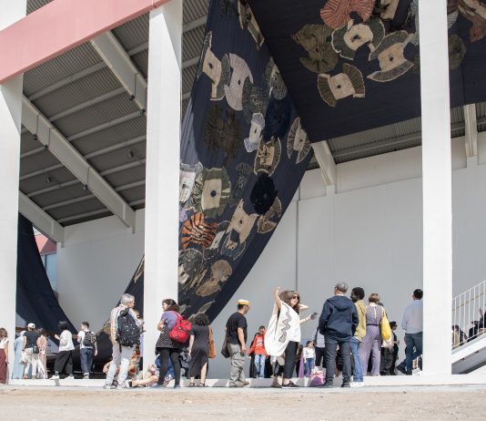 Biennale di Sharjah: gli artisti da scoprire alla kermesse degli Emirati Arabi Ibrahim Mahama, A Tale of Time Purple Republic, 2023. Installation view Sharjah Biennial 15, Kalba Ice Factory, 2023. Commissioned by Sharjah Art Foundation. Photo Motaz Mawid