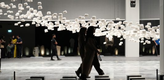 L’arte islamica oggi. Facciamo il punto con Sumayya Vally, curatrice della prima Islamic Arts Biennale Haroon Gunn Salie, Amongst Men, 2023. Courtesy Diriyah Biennale Foundation