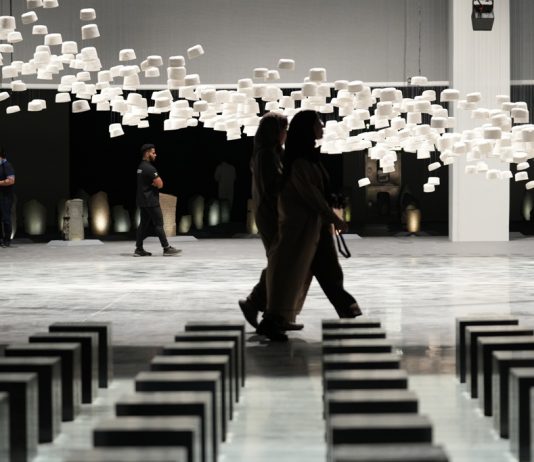 L’arte islamica oggi. Facciamo il punto con Sumayya Vally, curatrice della prima Islamic Arts Biennale Haroon Gunn Salie, Amongst Men, 2023. Courtesy Diriyah Biennale Foundation