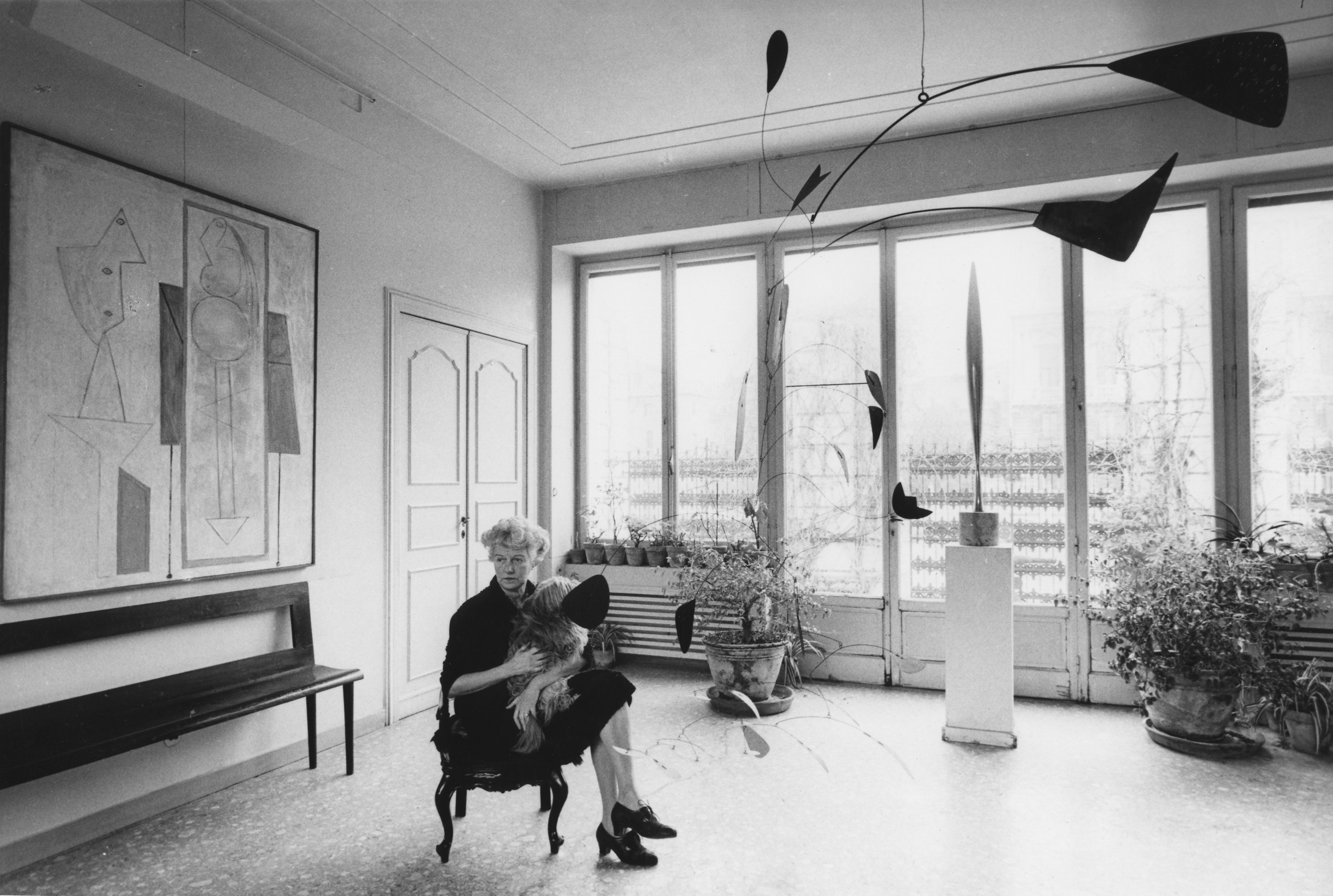 Peggy Guggenheim nel salone d'ingresso di Palazzo Venier dei Leoni; nella parete sinistra Pablo Picasso, L'atelier (1928). Fondazione Solomon R. Guggenheim. Photo Archivio Cameraphoto Epoche. Donazione, Cassa di Risparmio di Venezia, 2005