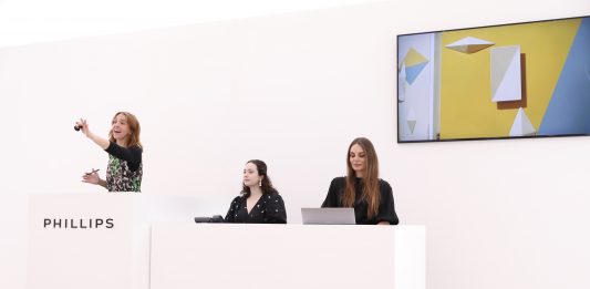 Phillips, guanti bianchi per il design di Casa Fornaroli