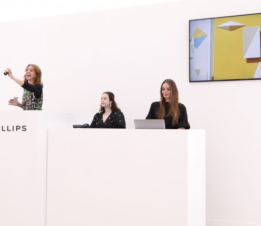 Phillips, guanti bianchi per il design di Casa Fornaroli