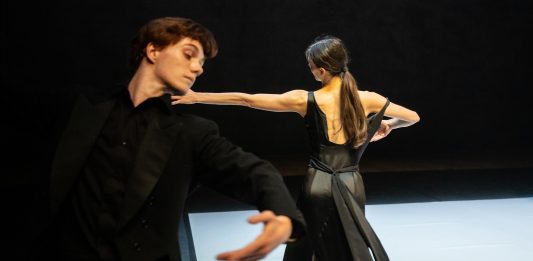 Principia, al Teatro Astra di Torino: due corpi danzanti nell’universo