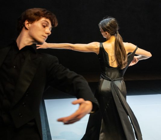 Principia, al Teatro Astra di Torino: due corpi danzanti nell’universo