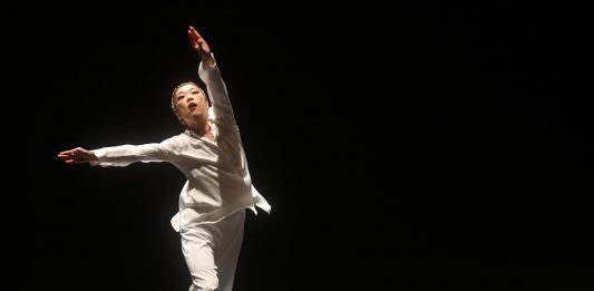 Firenze: a teatro l’Adagio di Sato e Teshigawara, un atlante di gesti per fondersi con la musica