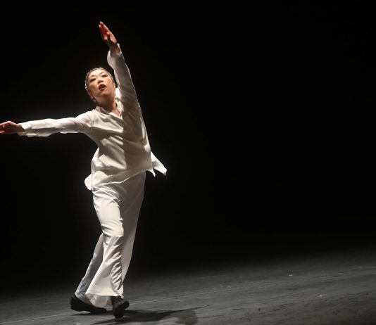 Firenze: a teatro l’Adagio di Sato e Teshigawara, un atlante di gesti per fondersi con la musica