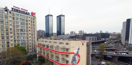 Street Art, la nuova opera di Ozmo su un palazzo di Parigi è mitologica