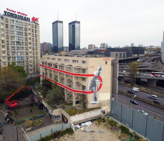 Street Art, la nuova opera di Ozmo su un palazzo di Parigi è mitologica