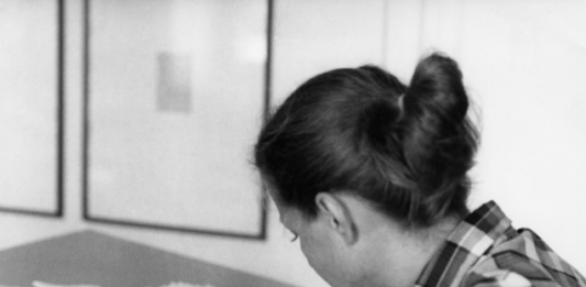 È morta a 89 anni Irma Blank, pioniera della relazione tra arte e linguaggio Irma Blank nel suo studio, Milano 1973. ph. Giancarlo Sinigaglia