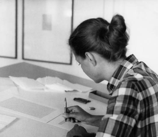 È morta a 89 anni Irma Blank, pioniera della relazione tra arte e linguaggio Irma Blank nel suo studio, Milano 1973. ph. Giancarlo Sinigaglia