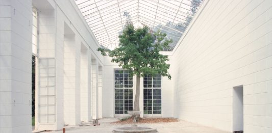 Visioni di un’identità inquieta, al Festival Fotografia Europea 2023 di Reggio Emilia Luigi Ghirri, Caserta, 1987 ©Eredi Luigi Ghirri