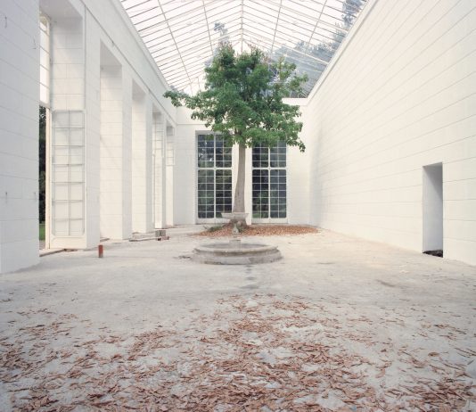 Visioni di un’identità inquieta, al Festival Fotografia Europea 2023 di Reggio Emilia Luigi Ghirri, Caserta, 1987 ©Eredi Luigi Ghirri