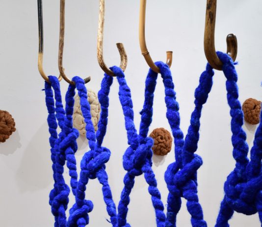 La tessitura delle pescatrici: Laura Renna alla Galleria S. Croce di Cattolica Laura Renna, Il canto della retara, veduta della mostra, Museo della Regina, Cattolica, 2023