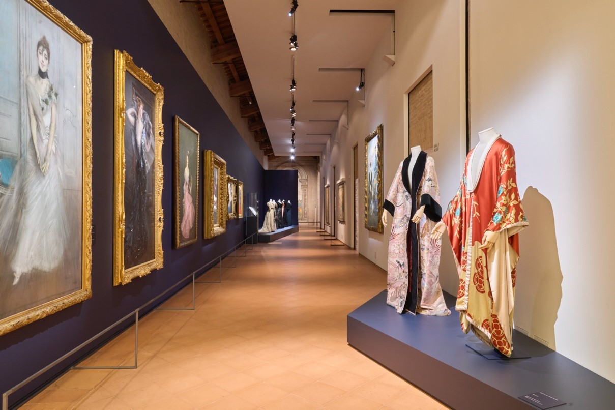 Giovanni Boldini, Ritratto della Signora Speranza, 1899 – Alessandro Michele per Gucci, Soprabito, 2019 – Tom Ford per Gucci, Kimono, 2003 – photo credit: Emanuele Rambaldi