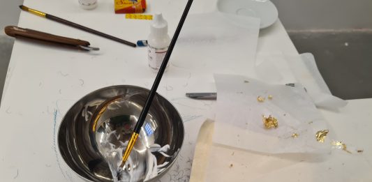 Una corona a testa in giù: la performance di Filippo Riniolo da AlbumArte