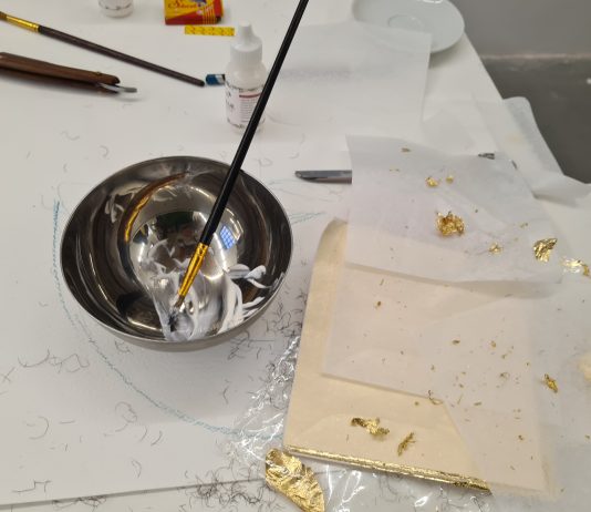 Una corona a testa in giù: la performance di Filippo Riniolo da AlbumArte