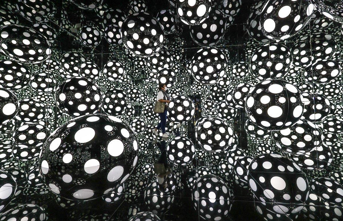 Yayoi Kusama: 1945 to Now, veduta della mostra, M+ Museum, Hong Kong, 2022-2023, ph. May Tse