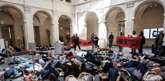Nan Goldin, cancellare il nome dei Sackler: la protesta all’Harvard Museum
