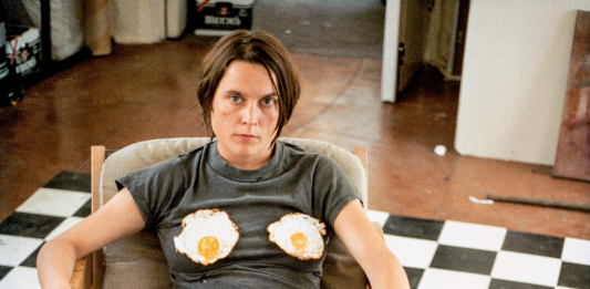 La bad girl Sarah Lucas vince il nuovo super premio del New Museum di New York