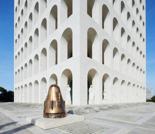 La grande mostra di Arnaldo Pomodoro nella super sede di Fendi pomodoro fendi