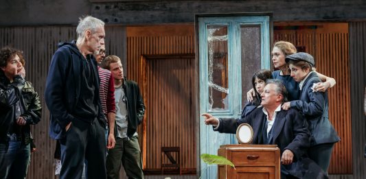 Binasco rilegge Pirandello: I Sei personaggi mescolati tra giovani attori